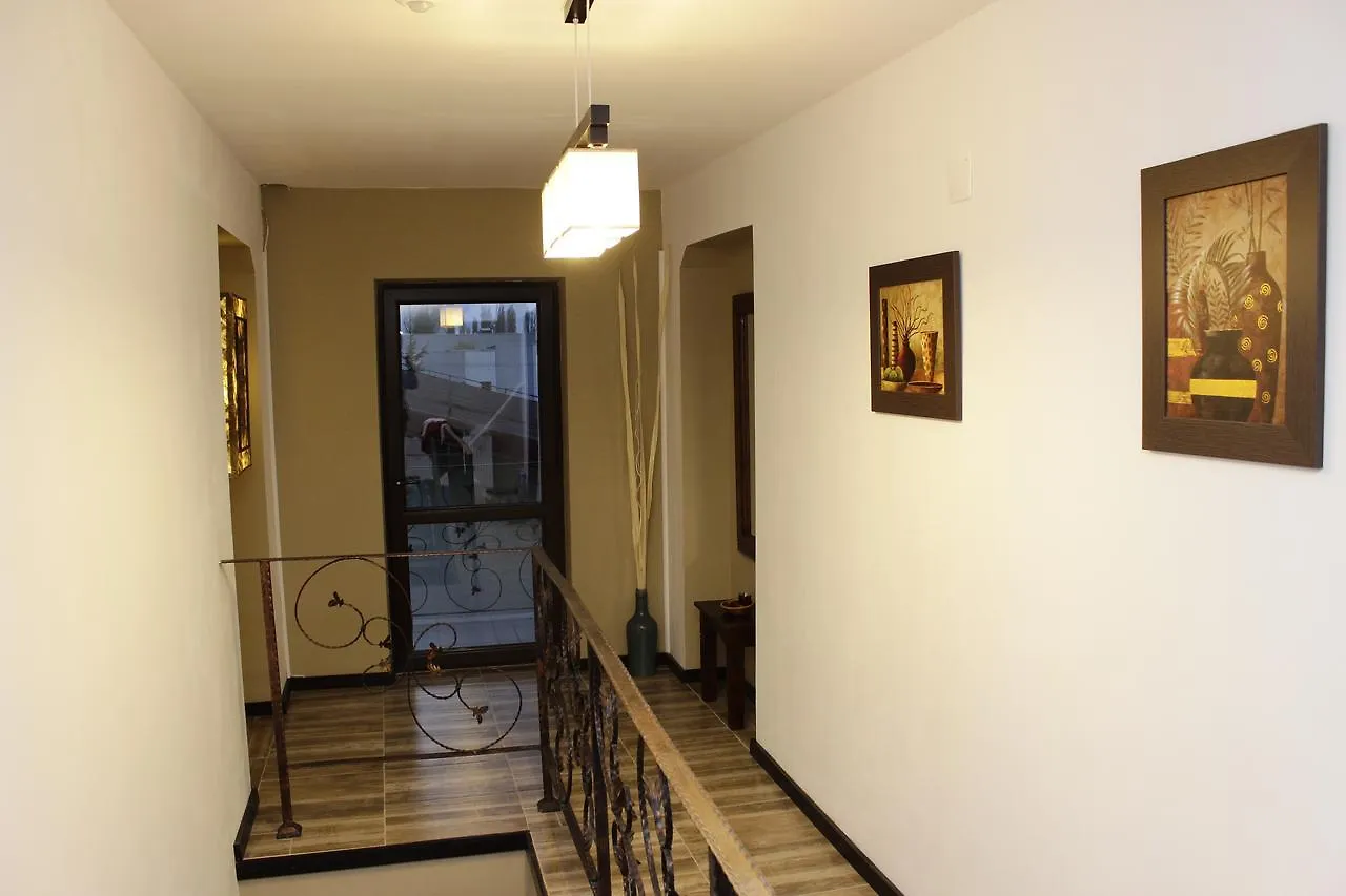 La Livada Bed & Breakfast Otopeni 2*,